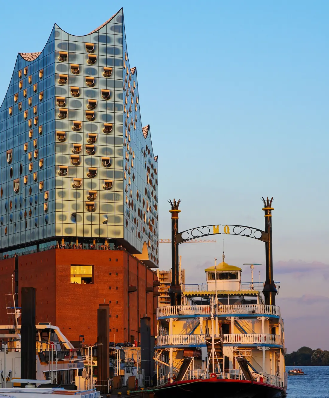 Die Elbphilharmonie in Hamburg mit einem Raddampfer im Hafen