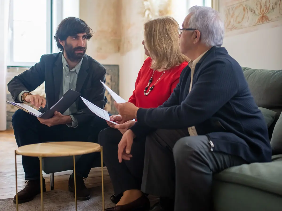 Berater besucht ein Paar zu Hause und bespricht Unterlagen