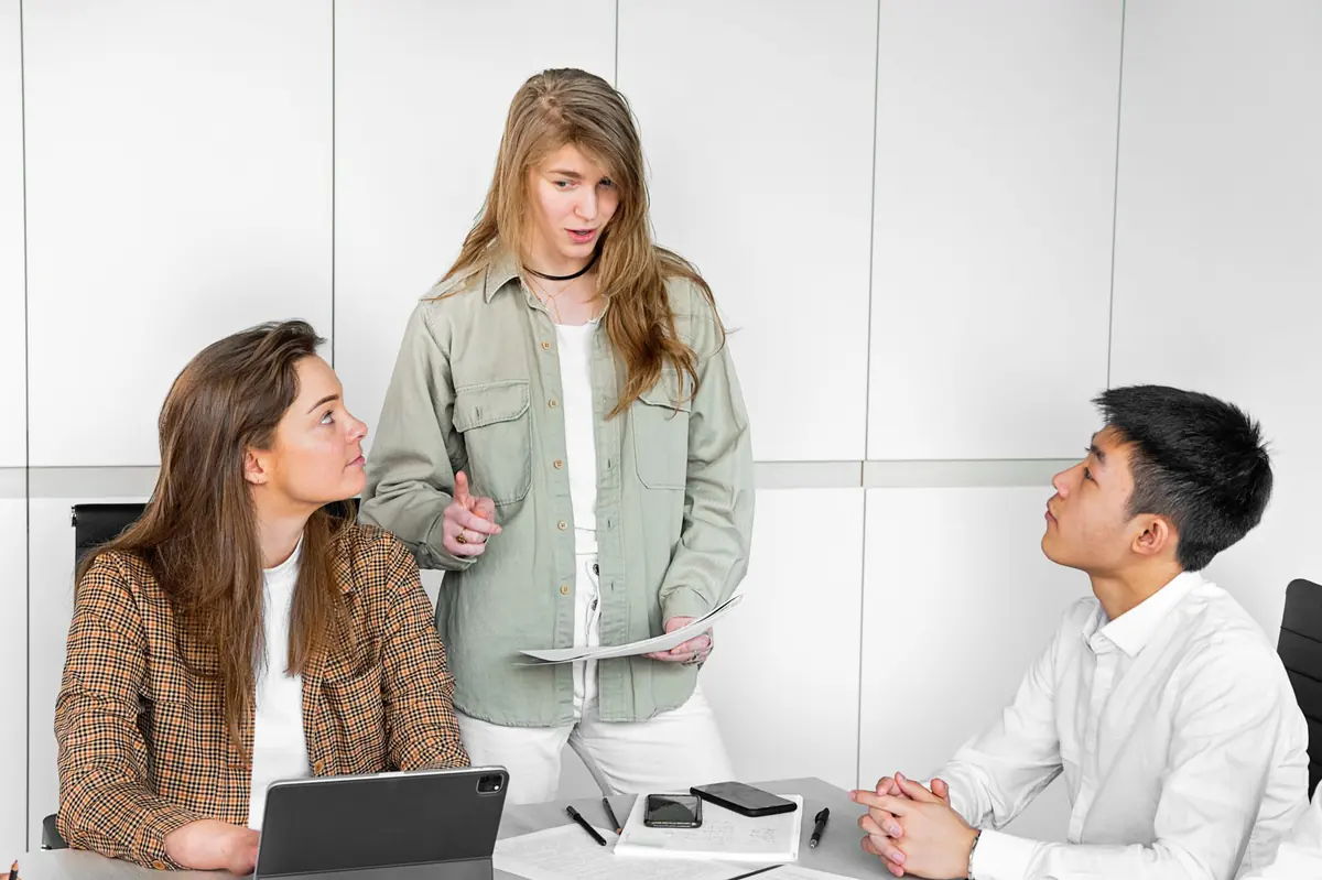 Junge Kolleginnen und Kollegen besprechen sich im Büro