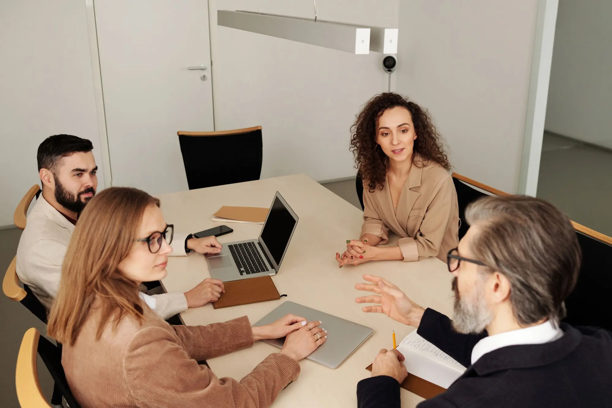 Team in einer Besprechung am Konferenztisch